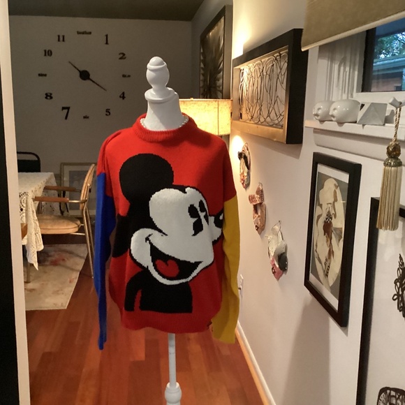 DISNEY MICKEY SWEATER. VINTAGE Sweaters - MICKEY MOUSE SWEATER   LOOK 👀 AT THIS UNISEX ITEM. VINTAGE. DISNEY